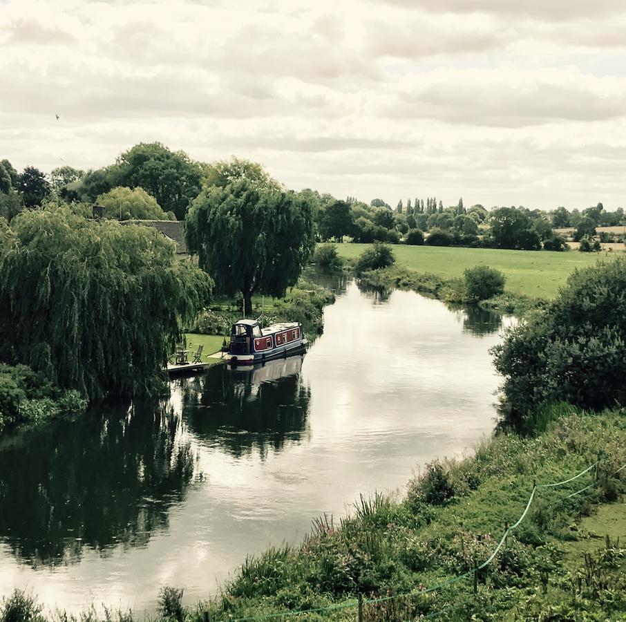 Wansford Country Lounge B&B ภายนอก รูปภาพ